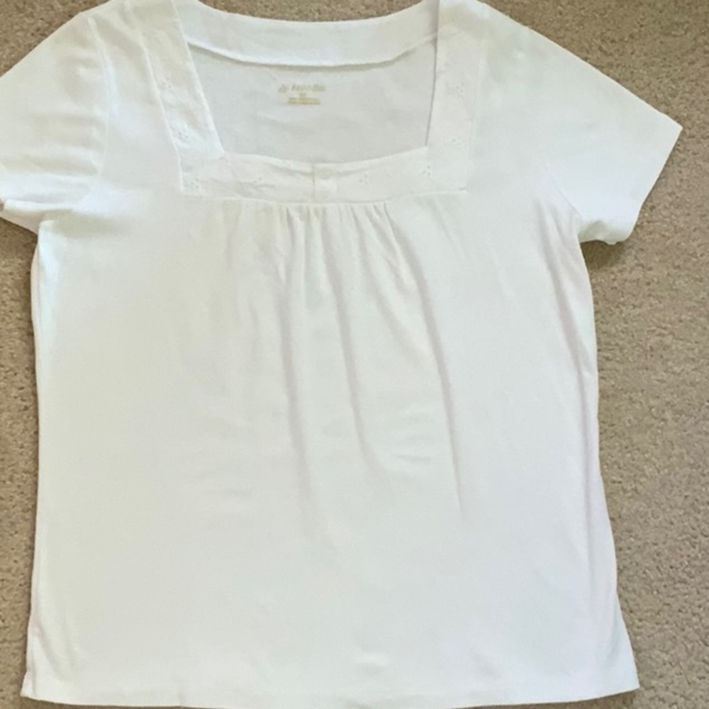 St John’s Bay white short sleeve tee Square neckline with eyelet trim Size Large
